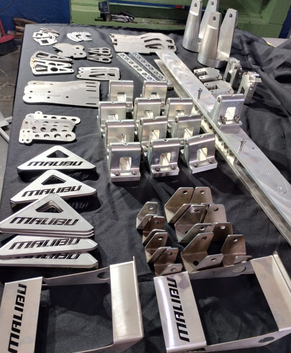 Lote de peças usinadas em CNC e chapas de alumínio recém-produzidas